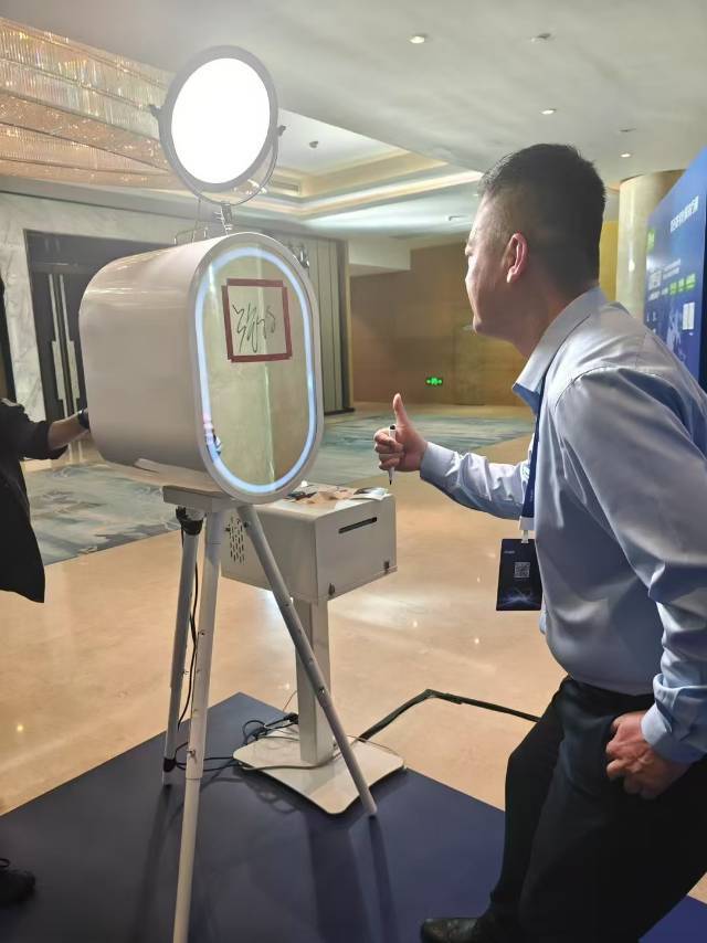 AR镜面签绘展示